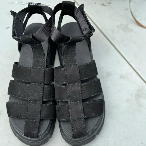 UGG Ashton Strappy Sandal - Picture 2 of 9